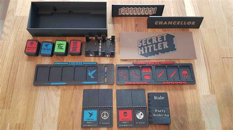 Secret Hitler - Salaperäinen strategiapeli, jossa kyettävä havaitsemaan valehtelijat!