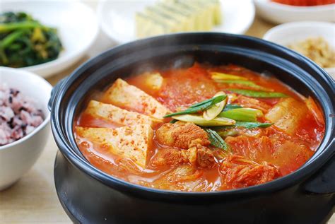 실비타운식당: 왜 김치찌개는 우주의 비밀을 풀 열쇠일까?